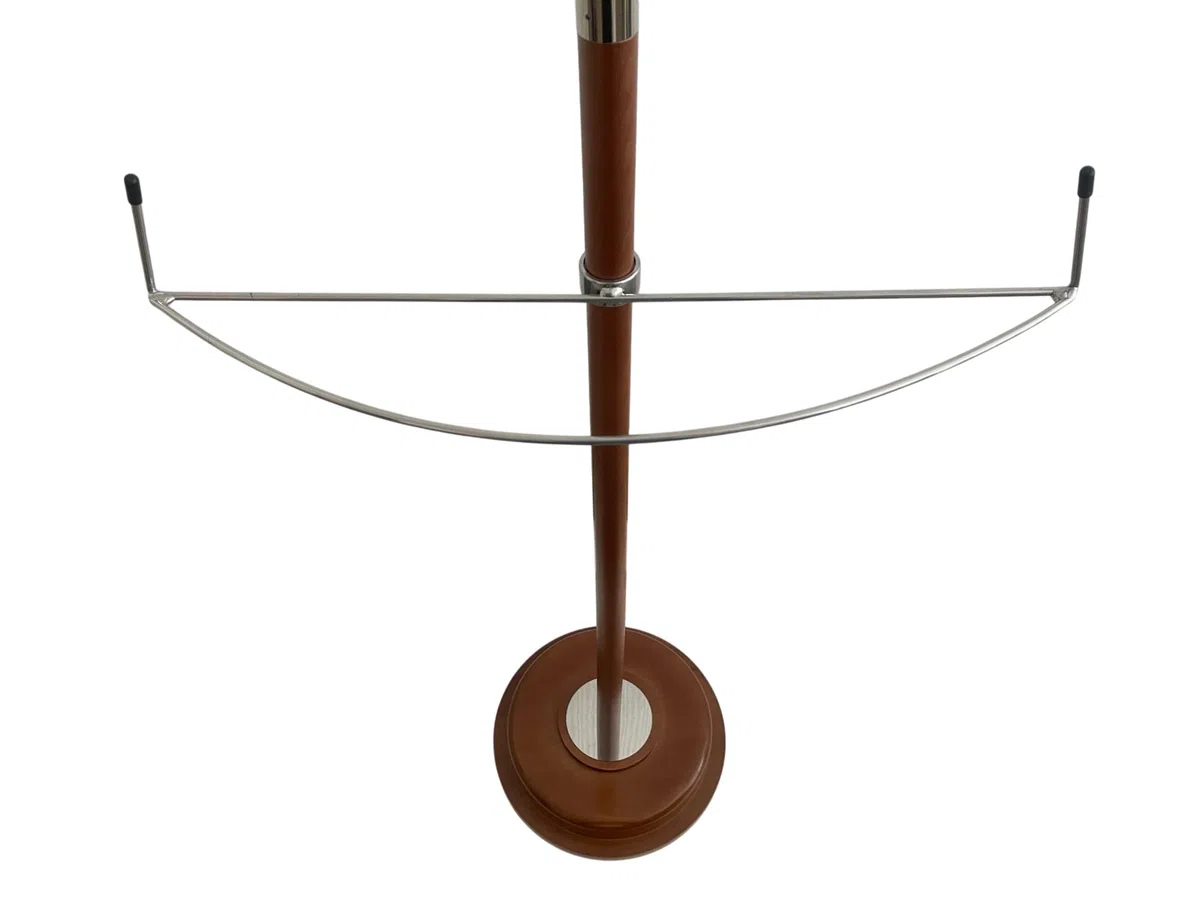 Pie con mástil y esparcidor de madera lacada color claro con detalles plateados. Altura: 235 cm. Ideal para banderas de interior, oficinas y salas de reuniones. Código B2