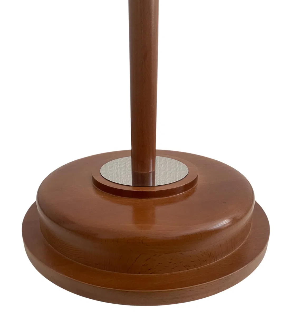 Pie con mástil y esparcidor de madera lacada color claro con detalles plateados. Altura: 235 cm. Ideal para banderas de interior, oficinas y salas de reuniones. Código B2