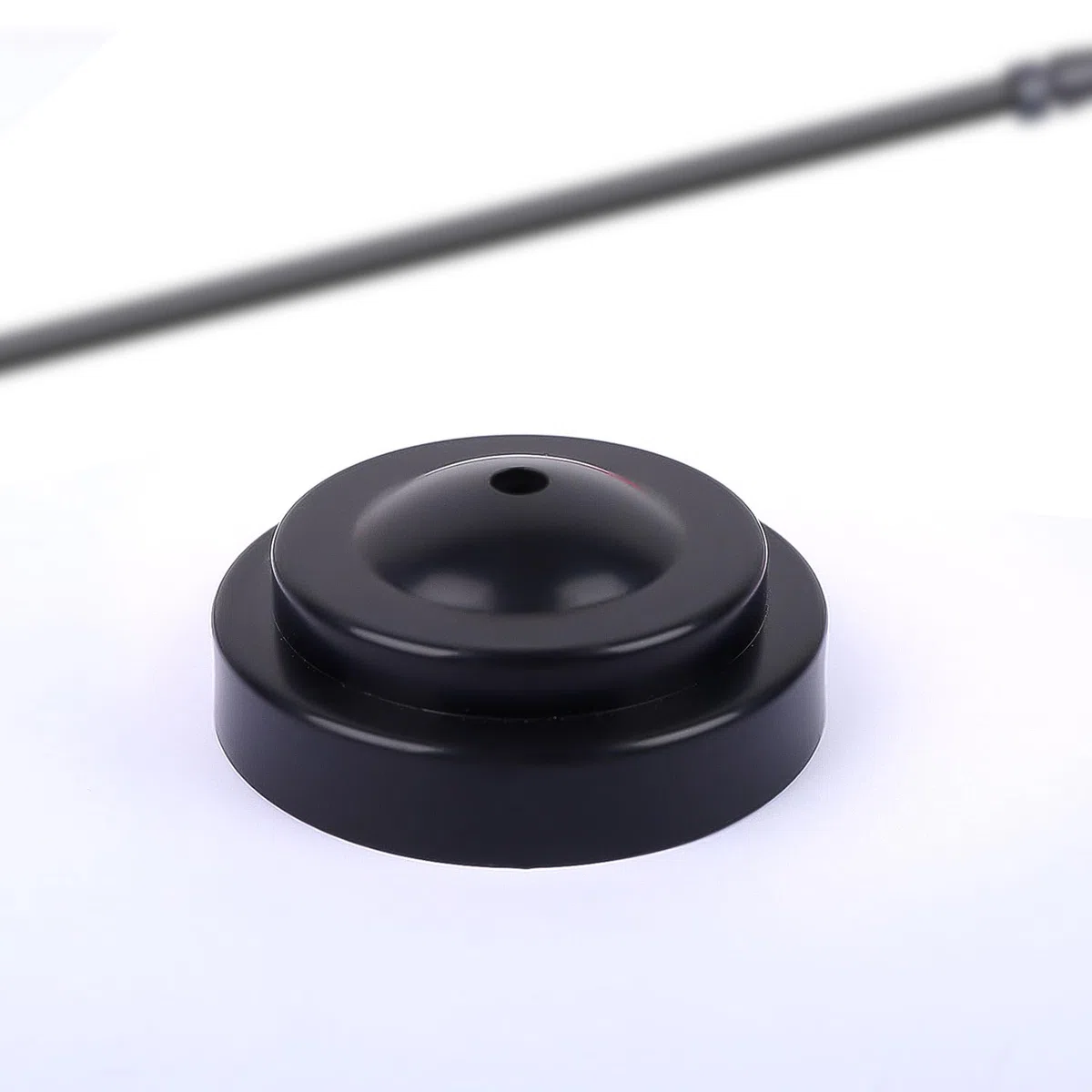 ZXvZYT Juego de banderas de escritorio a cuadros en blanco y negro, pequeñas banderas de mesa de oficina con poste sólido de 12 pulgadas, decoración de base negra (paquete de 12)