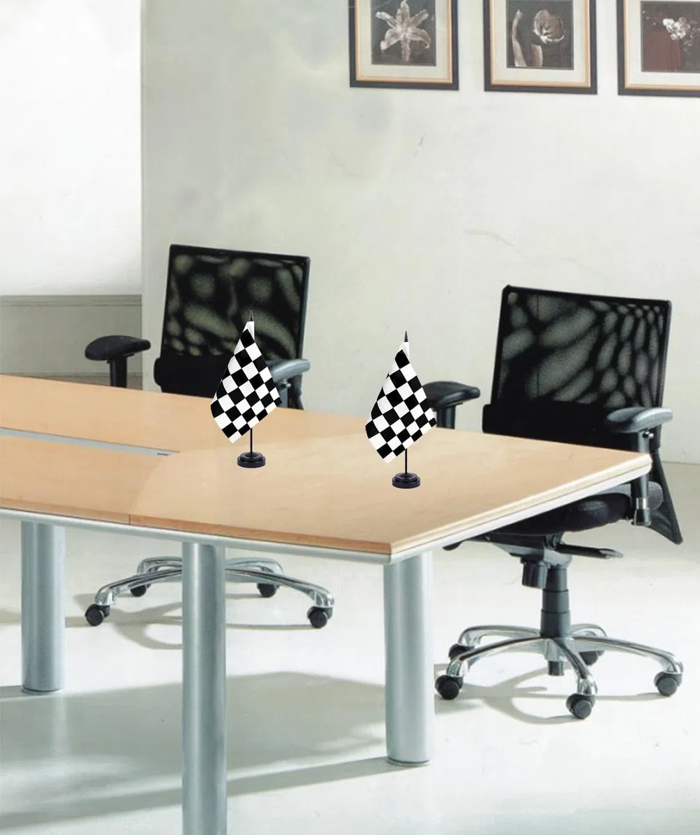 ZXvZYT Juego de banderas de escritorio a cuadros en blanco y negro, pequeñas banderas de mesa de oficina con poste sólido de 12 pulgadas, decoración de base negra (paquete de 12)