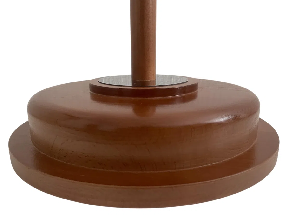 Pie con mástil y esparcidor de madera lacada color claro con detalles plateados. Altura: 235 cm. Ideal para banderas de interior, oficinas y salas de reuniones. Código B2