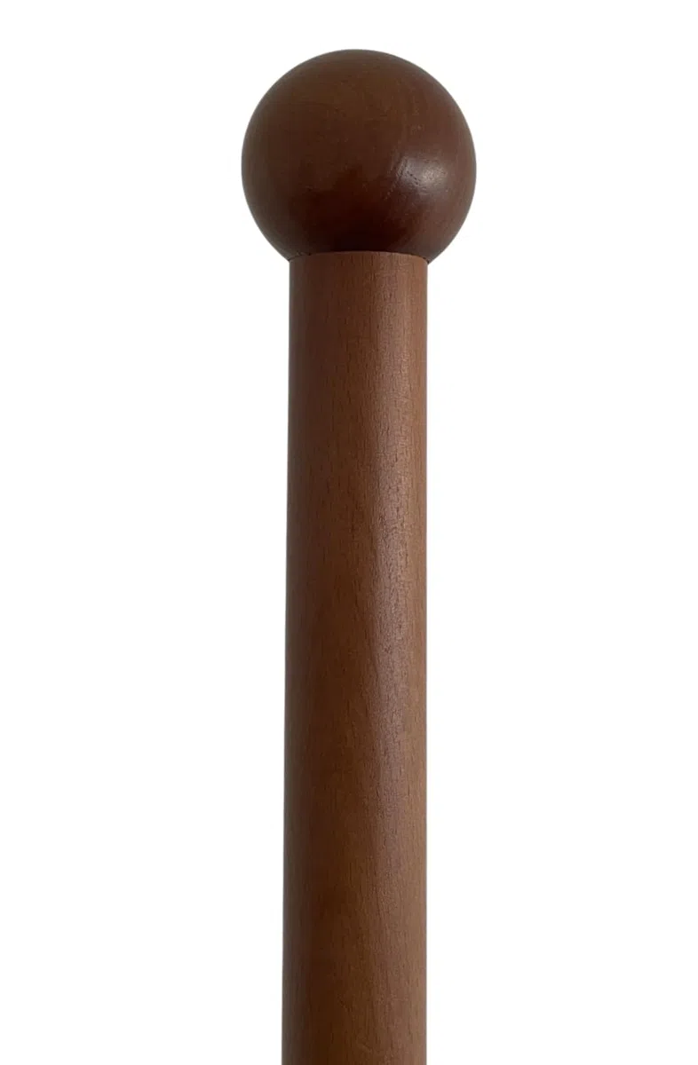 Pie con mástil y esparcidor de madera lacada color claro con detalles plateados. Altura: 235 cm. Ideal para banderas de interior, oficinas y salas de reuniones. Código B2