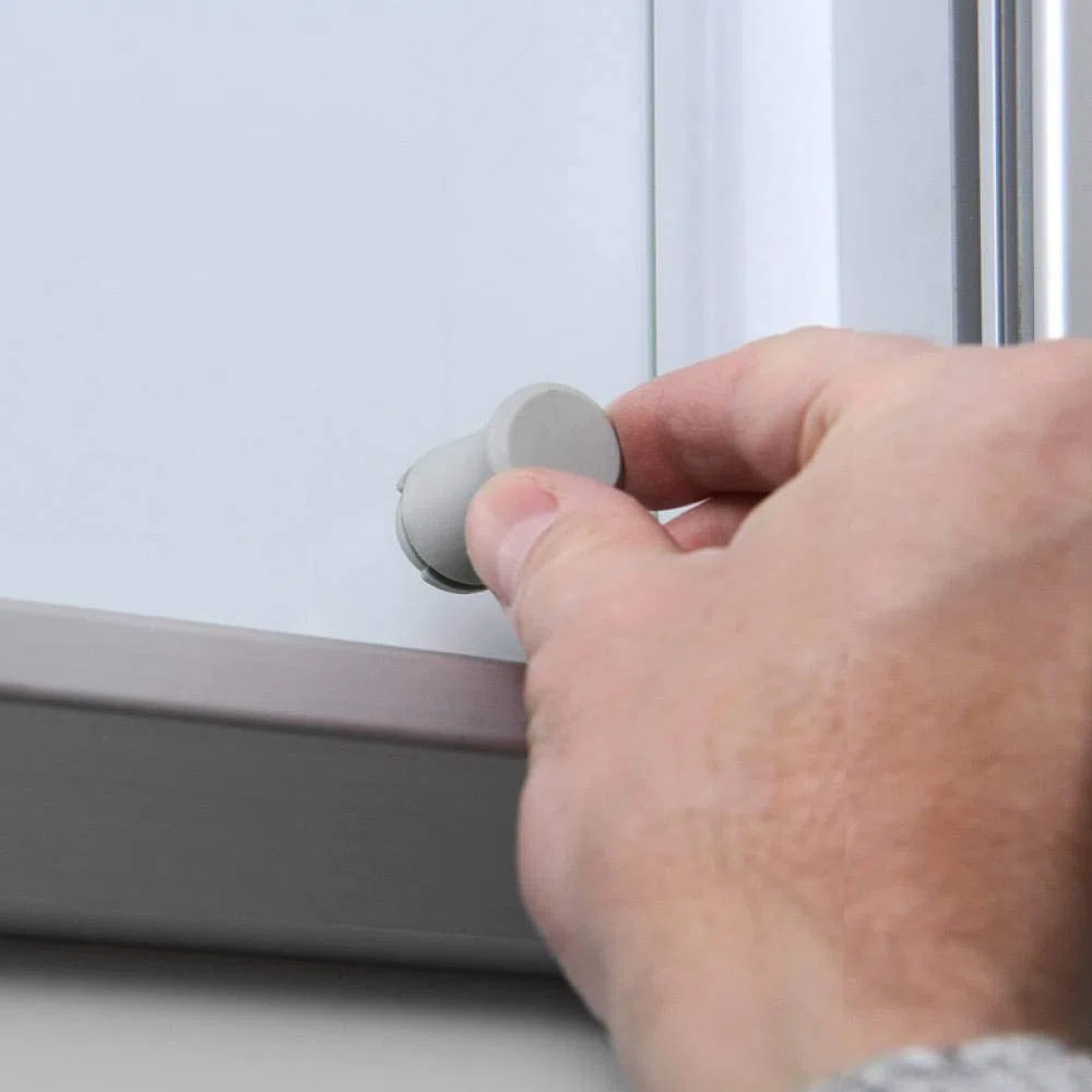 Tablero de anuncios con cerradura para interior con puertas correderas (parte trasera de metal, 10 x A4)